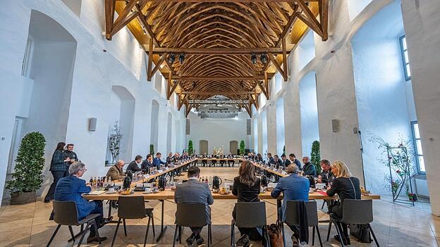 An der Sitzung des bayerischen Kabinetts im Herzogschloss Straubing nehmen auch niederbayerische Oberb&uuml;rgermeister und Landr&auml;te teil.