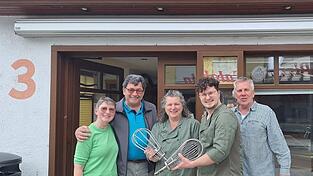 Elisabeth und Richard Zintl freuen sich auf das Engagement von Andrea, Dominik und Ralph Mion (v. l.), die die Kaffeehaus-Tradition in ihrem Hause fortsetzen werden.