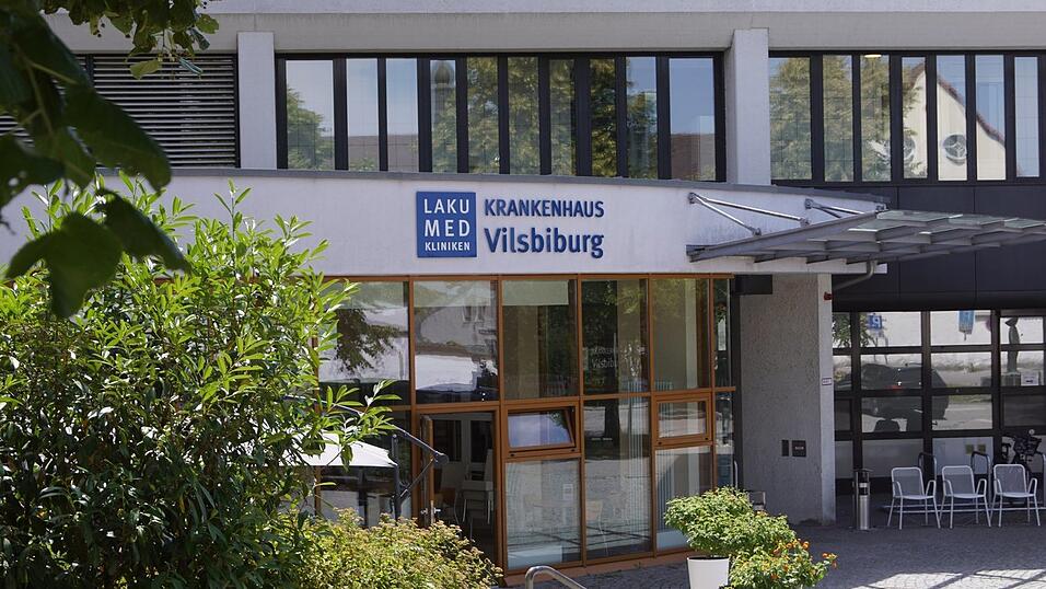 Die Zeiten von Lakumed sind vorbei - zum Jahreswechsel haben die Krankenhäuser der Region zu den LA-Regio-Kliniken fusioniert. Das Vilsbiburger Haus soll bis 2028 zur Fachklinik für Endoprothetik werden. Die Zeiten von Lakumed sind vorbei - zum Jahreswechsel haben die Krankenhäuser der Region zu den LA-Regio-Kliniken fusioniert. Das Vilsbiburger Haus soll bis 2028 zur Fachklinik für Endoprothetik werden.