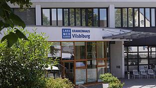 Die Zeiten von Lakumed sind vorbei - zum Jahreswechsel haben die Krankenhäuser der Region zu den LA-Regio-Kliniken fusioniert. Das Vilsbiburger Haus soll bis 2028 zur Fachklinik für Endoprothetik werden. Die Zeiten von Lakumed sind vorbei - zum Jahreswechsel haben die Krankenhäuser der Region zu den LA-Regio-Kliniken fusioniert. Das Vilsbiburger Haus soll bis 2028 zur Fachklinik für Endoprothetik werden.
