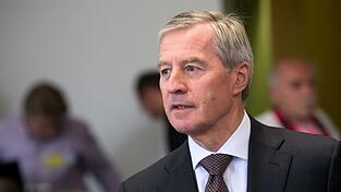 Der Co-Chef der Deutschen Bank, Jürgen Fitschen (Bild), sowie vier weitere Banker sind vom Vorwurf des versuchten Prozessbetrugs freigesprochen worden.