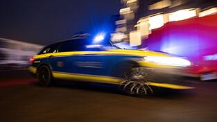 Der Fahrer war laut Polizei mutmaßlich auf dem Rückweg von einem Tuning-Treffen. (Symbolbild)