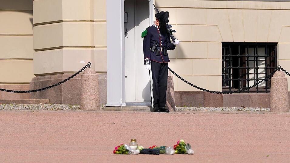 Vor dem Palast wurden bereits Blumen niedergelegt.