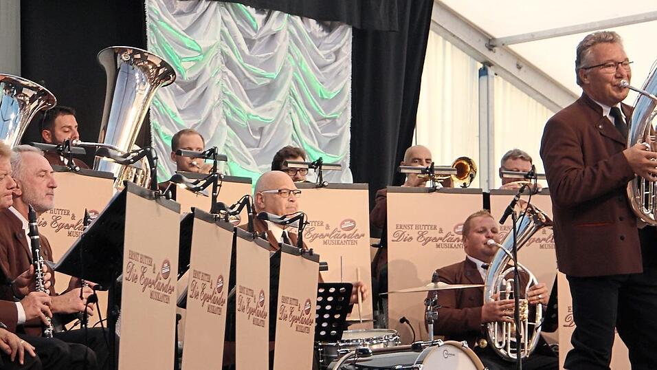 'Ernst Hutter und die Egerl&auml;nder Musikanten - Das Original' er&ouml;ffneten mit einem Abendkonzert das Dellnhauser Volksmusikfest.