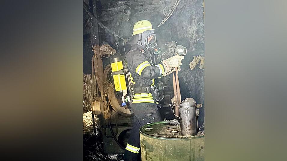 Ein Atemschutz-Geräteträger bei Messungen in dem ausgebrannten Maschinenraum. Ein Atemschutz-Geräteträger bei Messungen in dem ausgebrannten Maschinenraum.