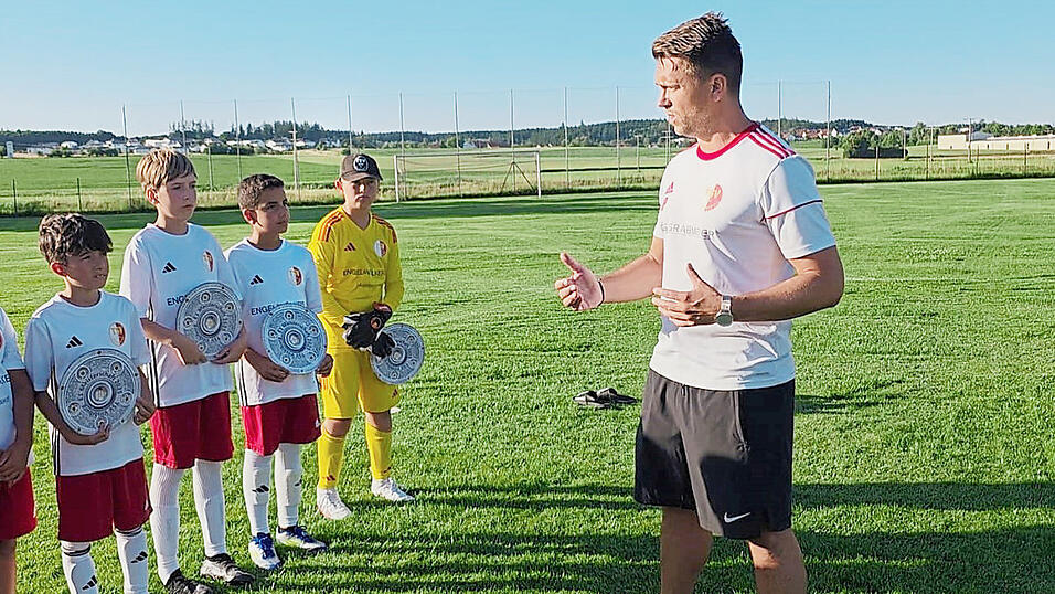 Für Joseph Polster (rechts) ist die Arbeit mit den D-Junioren des TSV Vilsbiburg etwas Besonderes. Dennoch haben er und seine Trainerkollegen auch die anstrengenden Seiten der Nachwuchsarbeit kennengelernt - sowohl auf, als auch neben dem Platz. Die Motivation ist totzdem groß. Für Joseph Polster (rechts) ist die Arbeit mit den D-Junioren des TSV Vilsbiburg etwas Besonderes. Dennoch haben er und seine Trainerkollegen auch die anstrengenden Seiten der Nachwuchsarbeit kennengelernt - sowohl auf, als auch neben dem Platz. Die Motivation ist totzdem groß.