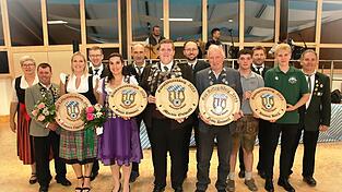 Eingerahmt von der 1. Gauschützenmeisterin Evi Graßl (l.) und ihrem Stellvertreter Rudi Hofmann jun. (r. hinten) stellten sich die neu gekürten Majestäten in der Gaujugend-, Gaudamen-, Gaupistolen-, Gauauflage- und Gauschützenklasse mit ihren Rittern und Ritterinnen zu einem Erinnerungsfoto zusammen. Eingerahmt von der 1. Gauschützenmeisterin Evi Graßl (l.) und ihrem Stellvertreter Rudi Hofmann jun. (r. hinten) stellten sich die neu gekürten Majestäten in der Gaujugend-, Gaudamen-, Gaupistolen-, Gauauflage- und Gauschützenklasse mit ihren Rittern und Ritterinnen zu einem Erinnerungsfoto zusammen.