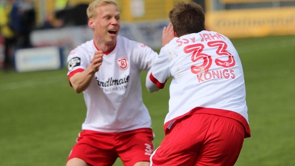 Der SSV Jahn Regensburg holte am Karsamstag im Heimspiel gegen den SV Wehen Wiesbaden drei ganz wichtige Punkte im Abstiegskampf. (Foto: Fabian Ro&szlig;mann)