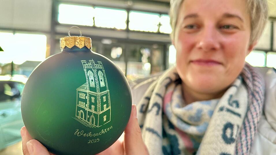 Christkindlmarkt-Chefin Stepanie Schächtl präsentierte am Mittwoch die erste Further Christbaumkugel.