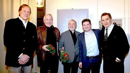 Die &bdquo;Helden von Innsbruck&ldquo; wurden bei der Er&ouml;ffnung der Fotoausstellung besonders gefeiert: (von links) Erich K&uuml;hnhackl, Alois Schloder, Mitorganisator Helmut Stix, B&uuml;rgermeister Thomas Haslinger und Klaus Auhuber