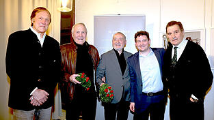 Die &bdquo;Helden von Innsbruck&ldquo; wurden bei der Er&ouml;ffnung der Fotoausstellung besonders gefeiert: (von links) Erich K&uuml;hnhackl, Alois Schloder, Mitorganisator Helmut Stix, B&uuml;rgermeister Thomas Haslinger und Klaus Auhuber