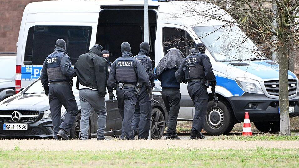 Zwei mutmaßliche Hamas-Mitglieder werden von Polizisten bei einem Hubschrauberlandeplatz von einem Hubschrauber zu einem Auto geführt. (Archivbild) Zwei mutmaßliche Hamas-Mitglieder werden von Polizisten bei einem Hubschrauberlandeplatz von einem Hubschrauber zu einem Auto geführt. (Archivbild)