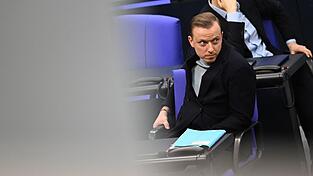 Gegen den 33-jährigen Ahmetovic werde wegen des Tatvorwurfs der Beihilfe zu wettbewerbsbeschränkenden Absprachen bei Ausschreibungen in Tateinheit mit Verletzung von Geschäftsgeheimnissen ermittelt, sagte ein Sprecher der Staatsanwaltschaft Hannover der Deutschen Presse-Agentur. (Archivbild) Gegen den 33-jährigen Ahmetovic werde wegen des Tatvorwurfs der Beihilfe zu wettbewerbsbeschränkenden Absprachen bei Ausschreibungen in Tateinheit mit Verletzung von Geschäftsgeheimnissen ermittelt, sagte ein Sprecher der Staatsanwaltschaft Hannover der Deutschen Presse-Agentur. (Archivbild)