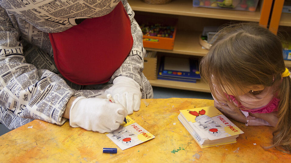 20 Kindergartenkinder des Städtischen Kindergartens in Sossau testen Anfang Januar für drei Wochen ein besonderes Projekt der Mediengruppe Straubinger Tagblatt//Landshuter Zeitung. Nach dem Zeitungsprojekt in Schulen starten die Redakteure der Jugend- und Schulredaktion das Pilotprojekt 'Zeitung im Kindergarten'. Besonderes Highlight: Zeitungsmaskottchen Paula Print. 20 Kindergartenkinder des Städtischen Kindergartens in Sossau testen Anfang Januar für drei Wochen ein besonderes Projekt der Mediengruppe Straubinger Tagblatt//Landshuter Zeitung. Nach dem Zeitungsprojekt in Schulen starten die Redakteure der Jugend- und Schulredaktion das Pilotprojekt 'Zeitung im Kindergarten'. Besonderes Highlight: Zeitungsmaskottchen Paula Print.
