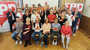 Ein Teil der Kandidaten der SPD, die bei der kommenden Kommunalwahl auf deren Stadtratsliste stehen. Alle bekamen von Peter Stranninger einen roten Stadtturm mit einem Herzen, der den Einsatz für Straubing symbolisieren soll.