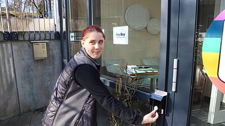 Eine von Marcellas ersten Amtshandlungen in der Fr&uuml;h: Die Zimmerschl&uuml;ssel aufladen, damit die G&auml;ste einchecken k&ouml;nnen.