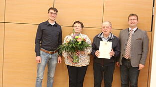 Johannes Bayer vom Vermessungsamt Cham und B&uuml;rgermeister Stefan Baumgartner ehrten Franz Xaver Wittmann. Ehefrau Maria Wittmann erhielt einen Blumenstrau&szlig;.