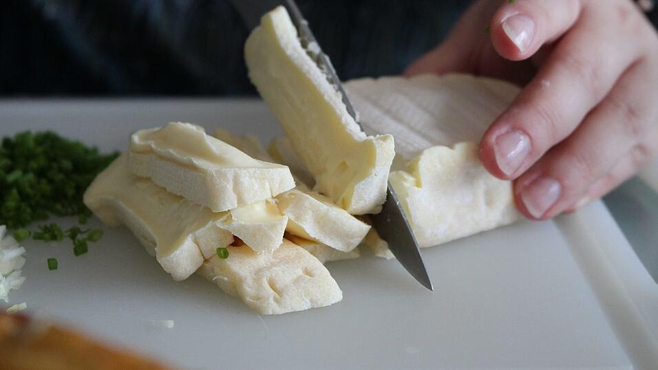 Den Käse in grobe Stücke schneiden. Den Käse in grobe Stücke schneiden.