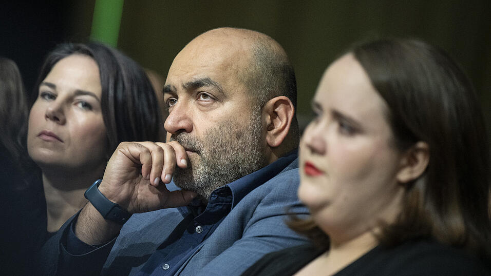 Au&szlig;enministerin Annalena Baerbock (l.), hier mit den Gr&uuml;nen-Bundesvorsitzenden Omid Nouripour und Ricarda Lang, musste beim L&auml;nderrat der Gr&uuml;nen viel Kritik f&uuml;r ihren pragmatischen Kurs in der Asylpolitik einstecken. Eine Meuterei gabe es aber nicht.