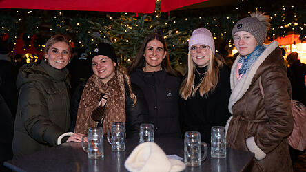 Warm eingepackt trotzten die Besucher des Christkindlmarktes in Straubing den Temperaturen.&nbsp;
