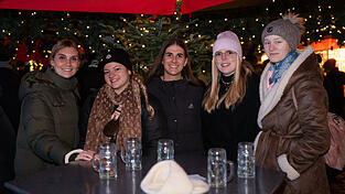 Warm eingepackt trotzten die Besucher des Christkindlmarktes in Straubing den Temperaturen. Warm eingepackt trotzten die Besucher des Christkindlmarktes in Straubing den Temperaturen.