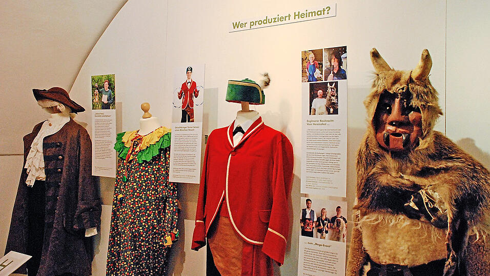 &bdquo;Wer produziert Heimat?&ldquo; - Es sind die Vereine: Hier zu sehen das Kost&uuml;m eines Historienspiels, Gew&auml;nder der Sch&auml;fflertanz-Gruppen, die erst vor wenigen Wochen wieder ihre Auftritte hatten, und eine Verkleidung aus der Sankt Englmarer Rauhnacht. Die ist kein wirklich alter Brauch: 1996 rief sie der Wintersportverein ins Leben, gedacht als kleine Veranstaltung zur Aufbesserung der Vereinskasse. Inzwischen ist das Spektakel eine gro&szlig;e Touristenattraktion.