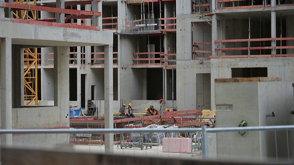 Ein Wohnhaus im Werden in M&uuml;nchen-Freiham. Ein Aufschwung in der Immobilienbranche ist nach einer Umfrage der Messe M&uuml;nchen nicht in Sicht.
