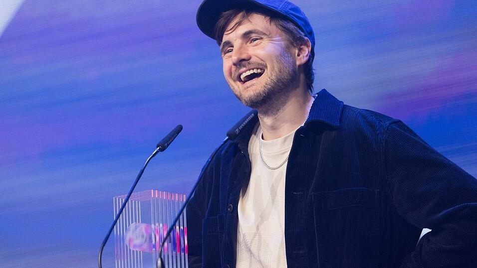 Phil Laude freut sich über den «Ehrenpreis» bei den  VideoDays Festival Awards. Phil Laude freut sich über den «Ehrenpreis» bei den  VideoDays Festival Awards.