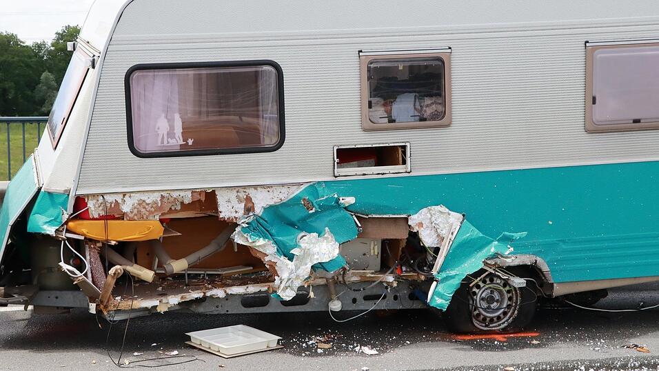 Der Wohnwagen eines Gespanns wurde bei dem Unfall förmlich aufgerissen. Der Wohnwagen eines Gespanns wurde bei dem Unfall förmlich aufgerissen.