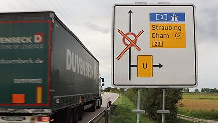 Die Hinweisschilder warnen schon mal vor: Ab Montag m&uuml;ssen Auto- und Brummifahrer auf der B20 zwischen Landau und Straubing Geduld mitbringen.&nbsp;