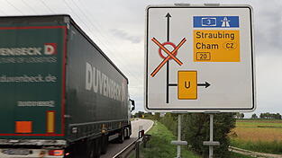 Die Hinweisschilder warnen schon mal vor: Ab Montag müssen Auto- und Brummifahrer auf der B20 zwischen Landau und Straubing Geduld mitbringen. Die Hinweisschilder warnen schon mal vor: Ab Montag müssen Auto- und Brummifahrer auf der B20 zwischen Landau und Straubing Geduld mitbringen.
