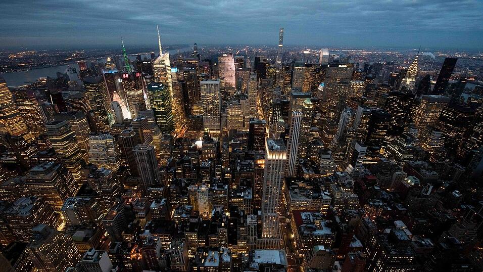 Die Skyline von Midtown Manhattan der Stadt New York City (USA) ist am 01.03.2016 in der Dämmerung vom Empire State Building aus zu sehen. Die Skyline von Midtown Manhattan der Stadt New York City (USA) ist am 01.03.2016 in der Dämmerung vom Empire State Building aus zu sehen.