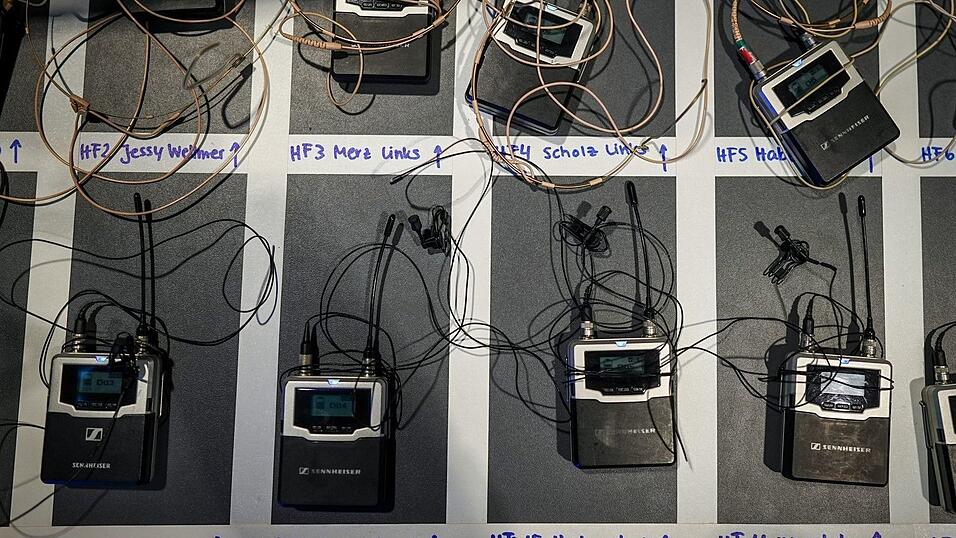 Gleich werden die Gäste verkabelt. Vor Beginn der ARD-Sendung liegen die Mikrofone der Kanzlerkandidaten auf einem Tisch. Gleich werden die Gäste verkabelt. Vor Beginn der ARD-Sendung liegen die Mikrofone der Kanzlerkandidaten auf einem Tisch.