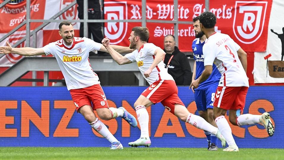 Der eingewechselte Dejan Galjen (M.) trifft in der Nachspielzeit zum 2:0 gegen die G&auml;ste aus Gelsenkirchen.