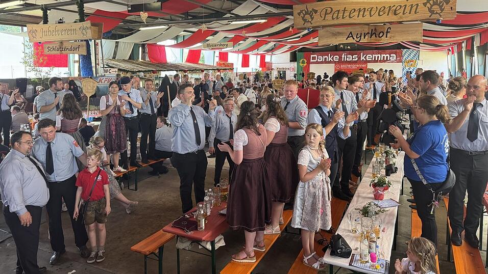 Ausgelassene Stimmung im Festzelt