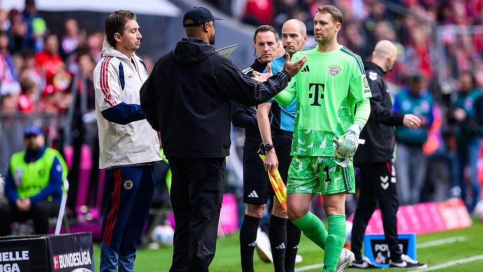Nummer eins bei der WM, Zuschauer beim Pokalfinale? Bei Manuel Neuer (r), hier bei seiner Auswechslung gegen Köln, zwickt weiter die Wade. (Archivbild) Nummer eins bei der WM, Zuschauer beim Pokalfinale? Bei Manuel Neuer (r), hier bei seiner Auswechslung gegen Köln, zwickt weiter die Wade. (Archivbild)
