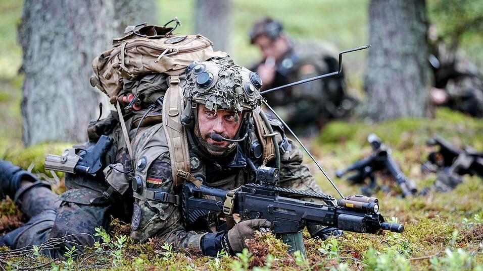 Die Panzergrenadiere arbeiten sich vor. Die Panzergrenadiere arbeiten sich vor.