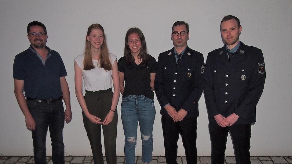 Erste weibliche aktive Mitglieder der FFW Geltolfing mit v. l. B&uuml;rgermeister Adalbert H&ouml;sl, Lena Ernst, Lea Engl, 1. Kommandant Michael Pfliegl und 2. Kommandant Michael Buchner