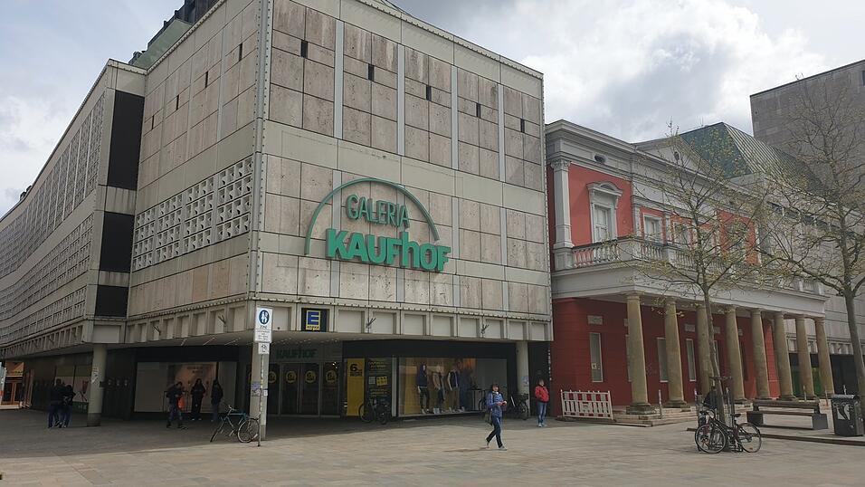 Wie k&ouml;nnte der Kaufhof am Neupfarrplatz genutzt werden? Ein Architektur-Professor pl&auml;diert in Innenst&auml;dten grunds&auml;tzlich f&uuml;r einen 'Raum des sozialen Miteinanders'.