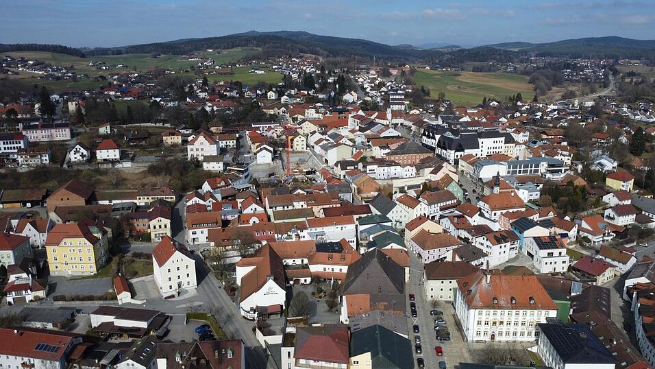 Knapp 30 Millionen Euro umfasst der Haushalt 2025 der Stadt Bad Kötzting. Rund 9,4 Millionen Euro investiert die Stadt heuer in Großprojekte. Im Vordergrund rechts das Rathaus, oben links die Baustelle des neuen Parkhauses. Knapp 30 Millionen Euro umfasst der Haushalt 2025 der Stadt Bad Kötzting. Rund 9,4 Millionen Euro investiert die Stadt heuer in Großprojekte. Im Vordergrund rechts das Rathaus, oben links die Baustelle des neuen Parkhauses.