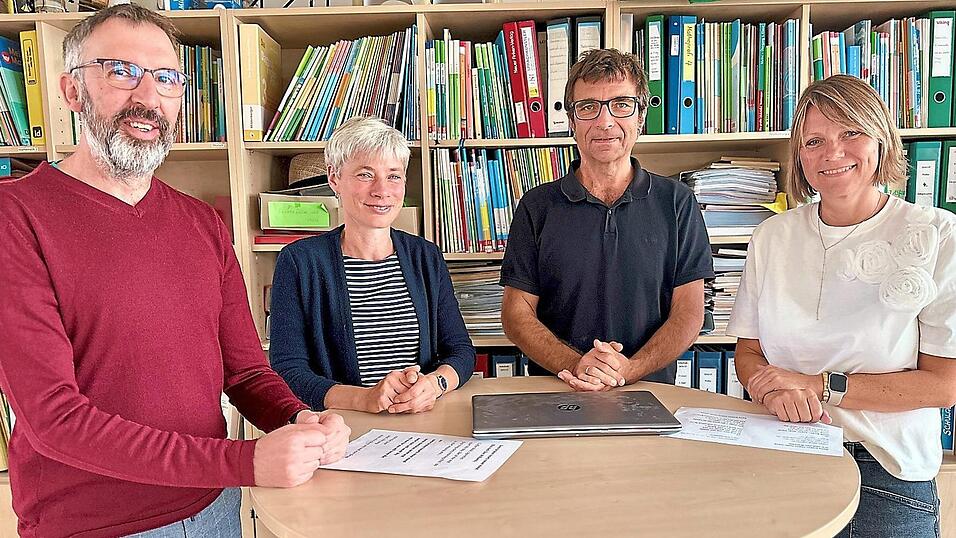 Die Schulleiter im Gespräch: Konrektor Thomas Meindl und Rektorin Barbara Aumann (beide Mittelschule) und Rektor Gerald Fide und Konrektorin Kerstin Mayer (beide Grundschule, von links).