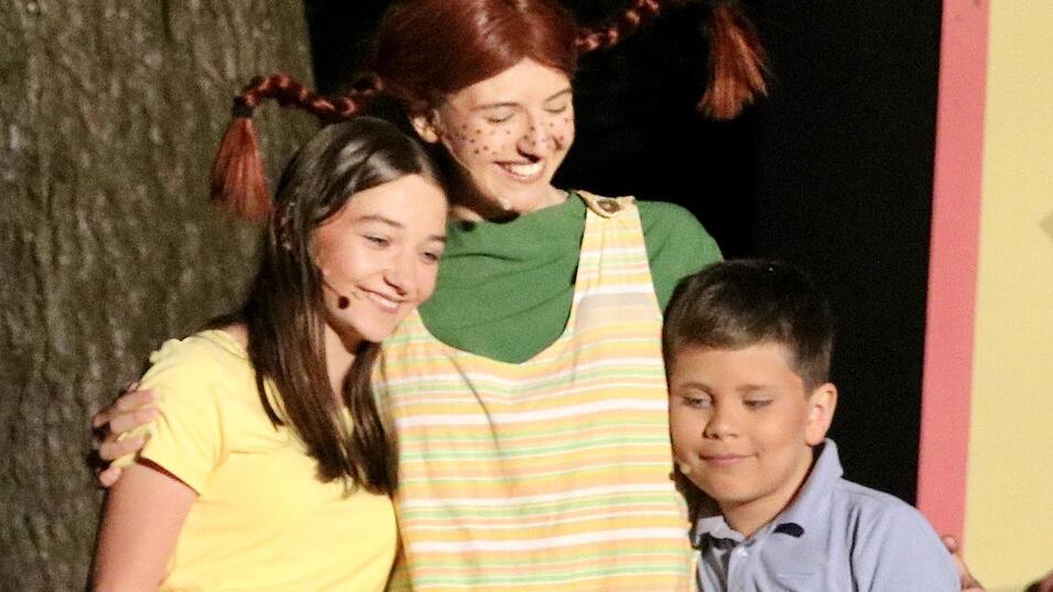 Ein umwerfendes Trio: Pippi Langstrumpf (Rebecca Pl&ouml;tz) mit ihren besten Freunden Tommy (Paul Tischner) und Annika (Hannah Reitmeier).