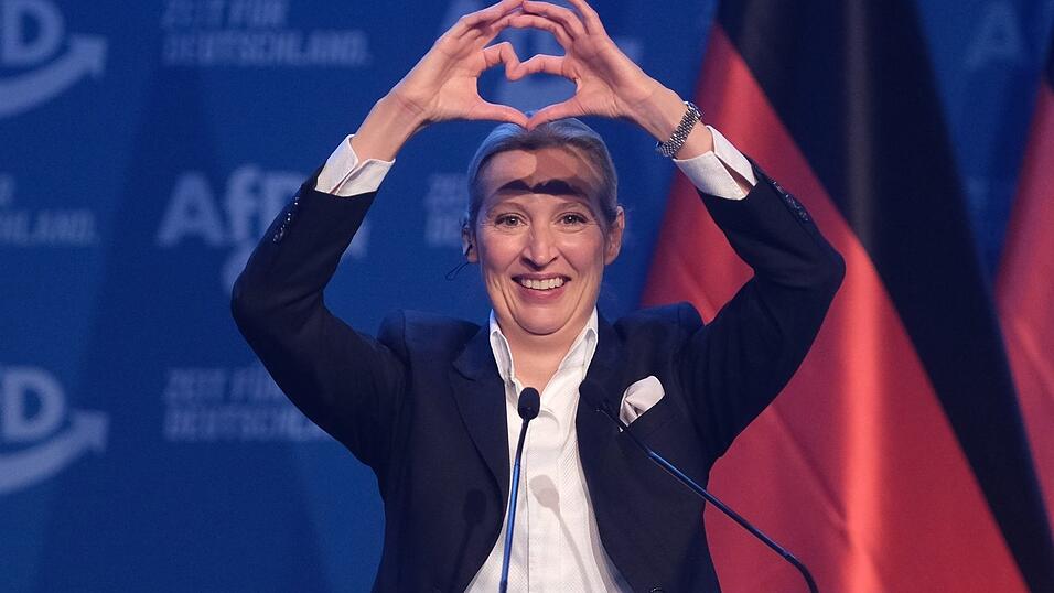 AfD-Chefin Alice Weidel wird von Anhängern gefeiert. AfD-Chefin Alice Weidel wird von Anhängern gefeiert.