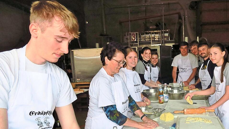 Unter fachkundiger Anleitung fertigte die Sch&uuml;tzenjugend Fingernudeln und geschnittene Nudeln.