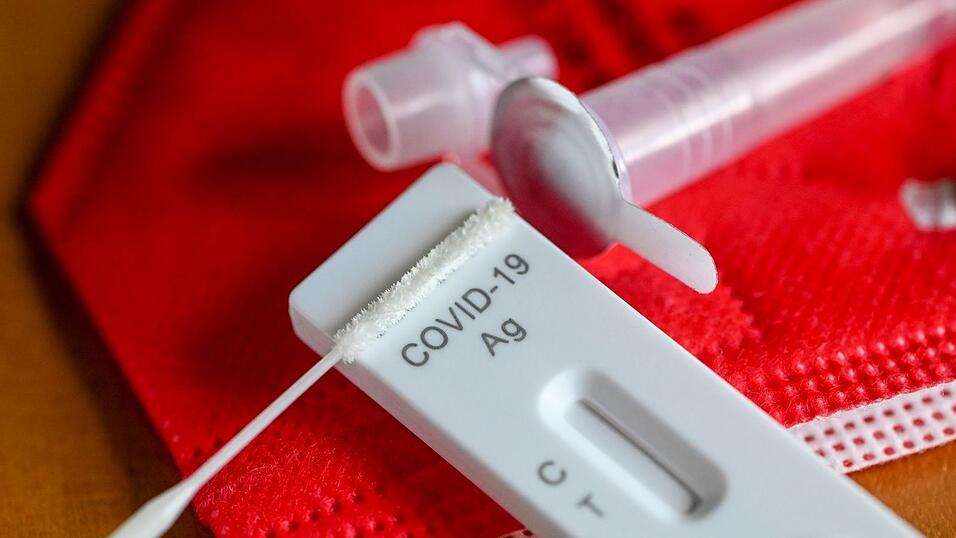 Rund ein halbes Jahr lang soll die Station geschlossen gewesen sein, dennoch soll der Mann in diesen Zeitraum zahlreiche fiktive Testungen von Bürgern abgerechnet haben.(Symbolbild) Rund ein halbes Jahr lang soll die Station geschlossen gewesen sein, dennoch soll der Mann in diesen Zeitraum zahlreiche fiktive Testungen von Bürgern abgerechnet haben.(Symbolbild)