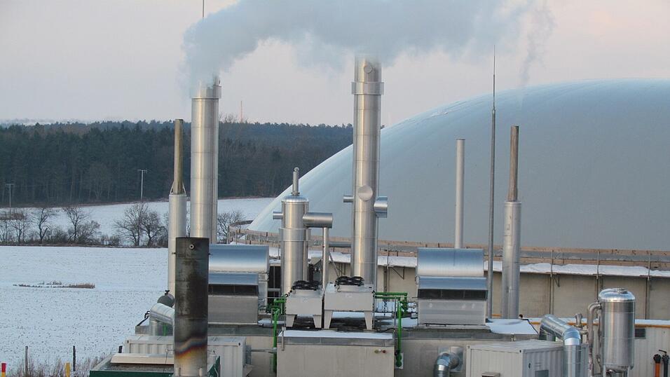 Sogenannte Dunkelflauten - Phasen, in denen die Sonne nicht scheint und der Wind nicht weht - treten h&auml;ufig im Herbst und Winter auf. In diesen Zeiten k&ouml;nnte die Stromproduktion aus Biogas gezielt einspringen. Eine solche Anlage steht in Oberpettenbach bei Adlkofen. Dort soll ein neues Gaslager entstehen.