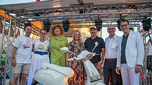 Die Gewinner der Vespa, Hannes und Agnes Lehner (3. und 4. v. r.), mit Oberbürgermeister Dr. Christian Moser (v.r.), Fritz Gößwein von Kraki und Umberto Longo (v.l.), Nicole von Rössing und Gloria Gray. Die Gewinner der Vespa, Hannes und Agnes Lehner (3. und 4. v. r.), mit Oberbürgermeister Dr. Christian Moser (v.r.), Fritz Gößwein von Kraki und Umberto Longo (v.l.), Nicole von Rössing und Gloria Gray.