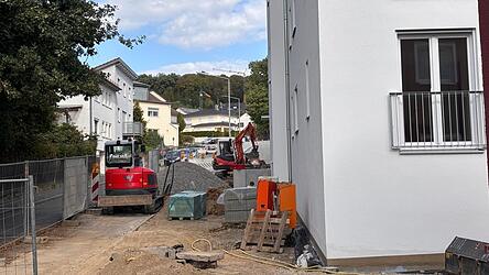 Vor dem sanierten Wohnblock wird der Gehweg hergestellt. Die gro&szlig;e Umgestaltung des Au&szlig;enbereichs folgt im n&auml;chsten Jahr.