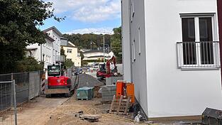 Vor dem sanierten Wohnblock wird der Gehweg hergestellt. Die große Umgestaltung des Außenbereichs folgt im nächsten Jahr. Vor dem sanierten Wohnblock wird der Gehweg hergestellt. Die große Umgestaltung des Außenbereichs folgt im nächsten Jahr.