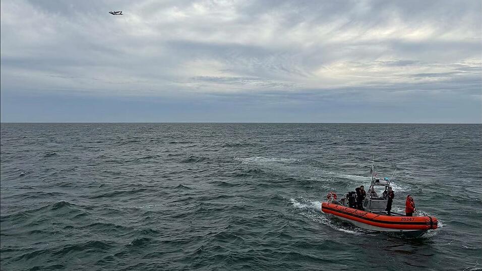 Die US-Küstenwache sucht vor der Ostküste nicht mehr nach den Passagieren eines vermissten Kleinflugzeuges. Die US-Küstenwache sucht vor der Ostküste nicht mehr nach den Passagieren eines vermissten Kleinflugzeuges.